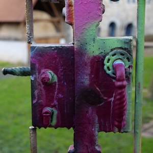 Serrure et poignée de grille recouverte de peinture mauve et verte - Belgique  - collection de photos clin d'oeil, catégorie portes